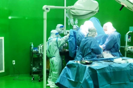 Ê-kíp các bác sĩ mổ bắt con cho sản phụ mắc Covid-19. (Ảnh: H.ĐẠT)