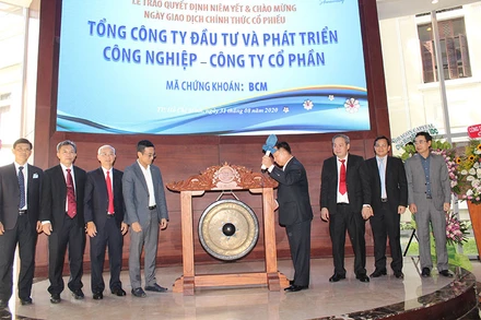 Lãnh đạo Becamex IDC thực hiện nghi thức đưa cổ phiếu BCM lên sàn.