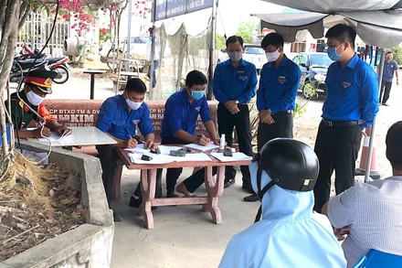 Lực lượng chức năng hỗ trợ khai báo y tế, tầm soát cộng đồng phòng, chống dịch lây lan. 