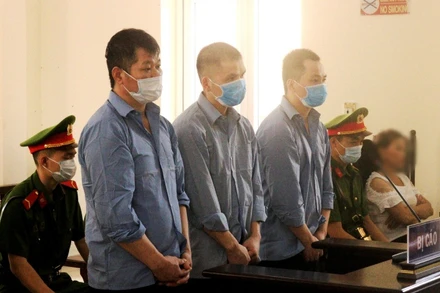 Ba bị cáo trong phiên xét xử sơ thẩm vào ngày 29-7. 
