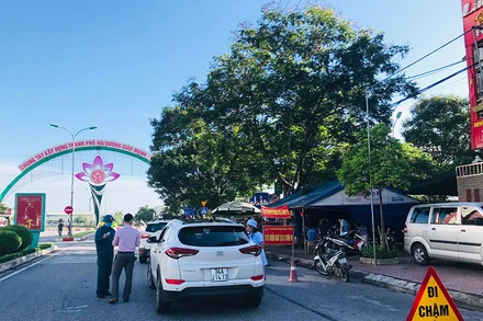 Chốt kiểm dịch Covid-19 ở đầu đường Thanh Niên nơi phát hiện chị L bị sốt.