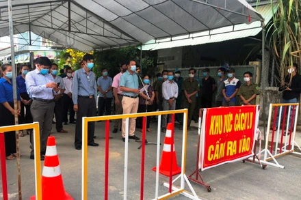 Lãnh đạo huyện Bình Sơn công bố Quyết định dỡ bỏ phong tỏa khu vực xóm 3, thôn Mỹ Huệ 1, xã Bình Dương.