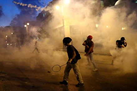 Xảy ra nhiều cuộc đụng độ giữa những người biểu tình phản đối chính phủ với lực lượng cảnh sát từ sau vụ nổ tại Beirut. (Ảnh: Reuters)