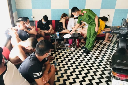 Các đối tượng bị bắt quả tang tại quán karaoke Legend.