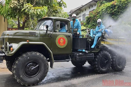 Lực lượng quân đội phun thuốc hóa chất khử trùng tại phố cổ Hội An.