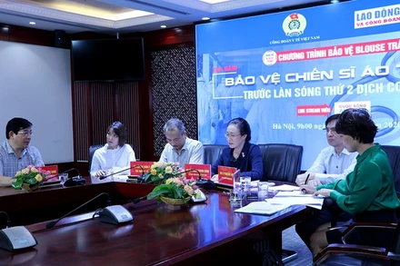 Các đại biểu tham gia tọa đàm sáng 5-8.