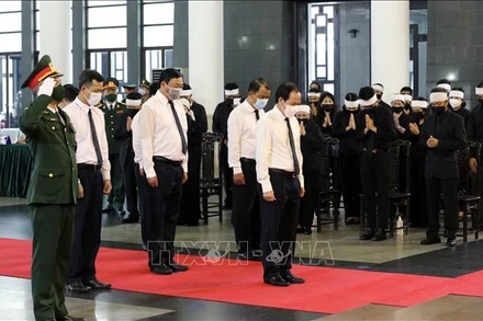 Đoàn tỉnh Hậu Giang viếng nguyên Tổng Bí thư Lê Khả Phiêu sáng 14-8 tại Nhà tang lễ Quốc gia (số 5 Trần Thánh Tông, Hà Nội). Ảnh: TTXVN.