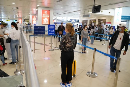 Khách xếp hàng làm thủ tục kiểm tra an ninh.