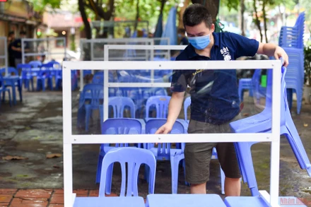 Hàng quán Hà Nội dựng vách ngăn phòng Covid-19