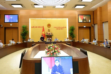 Phó Chủ tịch Thường trực Quốc hội Tòng Thị Phóng điều hành nội dung thảo luận. (Ảnh: QUANG KHÁNH)