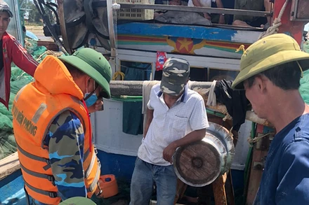 Lực lượng chức năng kiểm tra các phương tiện