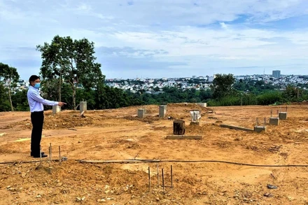 Các trụ bê-tông vẫn nguyên tại hiện trường.