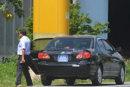 Xe công dừng đỗ cho các cán bộ vào dự đám giỗ nhà mẹ Trưởng ban Tổ chức Tỉnh ủy Sóc Trăng.