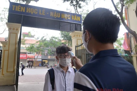 Kiểm tra thân nhiệt cho học sinh (Ảnh: THUỶ NGUYÊN)