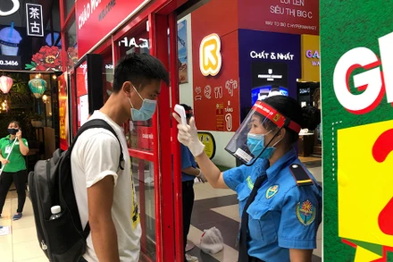 Kiểm tra thân nhiệt trước khi vào TTTM Big C Thăng Long.