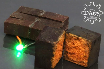 Ba viên gạch thông thường đã được biến đổi thành thiết bị lưu trữ năng lượng có thể cung cấp năng lượng cho đèn LED. Nguồn: Phòng thí nghiệm D'Arcy, Đại học Washington.