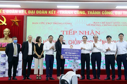 Tiếp nhận 500 máy thở MV20 từ đại diện nhà tài trợ.