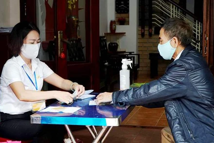 Bưu điện Thừa Thiên Huế chi trả lương hưu, trợ cấp bảo hiểm xã hội tại nhà vào tháng 4 năm 2020 (Ảnh minh họa: Công Hậu). 