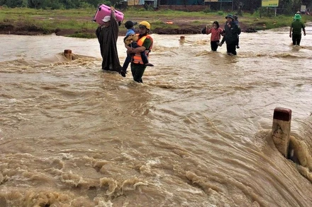 Các lực lượng chức năng huyện Ea Súp sơ tán người dân đến nơi an toàn.