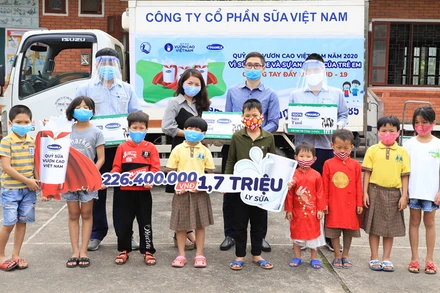 Quỹ sữa Vươn cao và hành trình xuyên mùa dịch đến với trẻ em gặp khó khăn