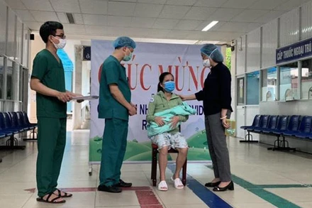 Sản phụ sinh con trong tâm dịch đã được xuất viện.