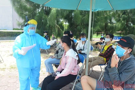 Đội ngũ y, bác sĩ đo thân nhiệt trước khi đưa người dân vào khu cách ly tập trung.