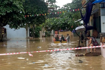 Lực lượng quân đội dùng xuồng kiểm tra tình trạng ngập trên đường Thanh Niên.