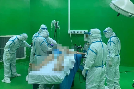 Bệnh nhân được mổ cấp cứu tại tâm dịch Đà Nẵng.