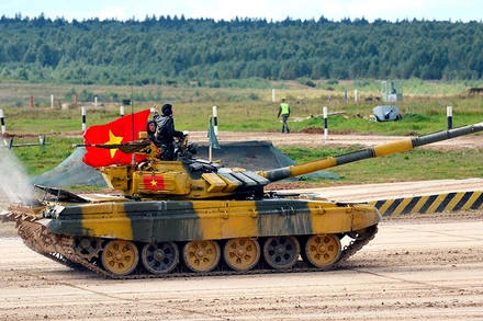 Kíp xe số 3 Đội tuyển Xe tăng QĐND Việt Nam giương cao Quốc kỳ sau khi hoàn thành bài thi. Ảnh: TRỌNG HẢI/QĐND