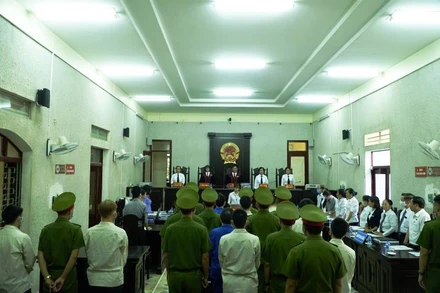 Toàn cảnh phiên tòa sáng 20-8.