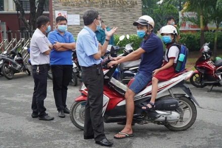 Phụ huynh đưa học sinh đến trường vào sáng 19-8.