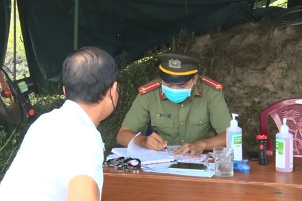 Người dân kê khai y tế khi qua các điểm kiểm soát dịch.