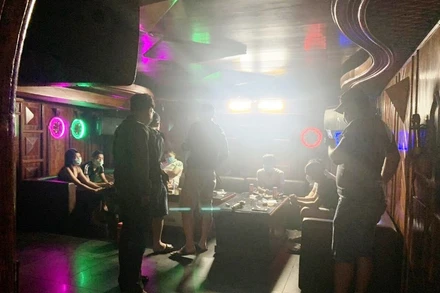 Bất chấp lệnh giãn cách, hàng chục người vẫn tụ tập