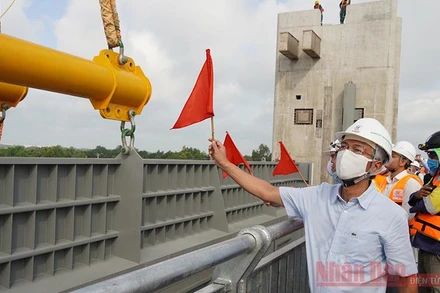 Phó Chủ tịch UBND TP Hồ Chí Minh Võ Văn Hoan phát lệnh cho đơn vị thi công lắp đặt cửa van ngăn triều.