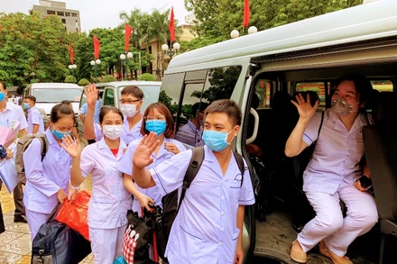 Đoàn cán bộ y tế TP Hải Phòng khi lên đường vào tâm dịch Đà Nẵng 