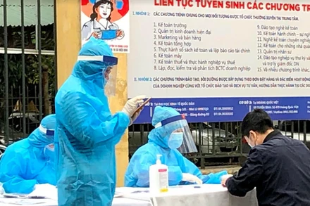 Lấy mẫu xét nghiệm SARS-CoV-2 tại quận Hai Bà Trưng. (Ảnh: NgUYÊN TRANG)