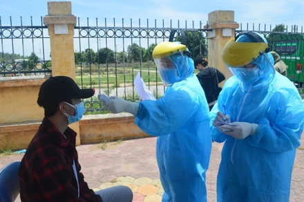 Đo thân nhiệt, tìm hiểu lịch trình đi lại của công dân Quảng Ngãi trở về từ Đà Nẵng.