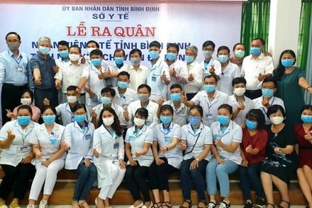 25 cán bộ y tế Bình Định và lãnh đạo tỉnh trước giờ lên đường.