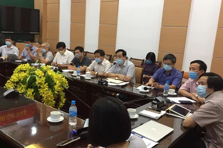 Các chuyên gia hội chẩn chiều 12-8.