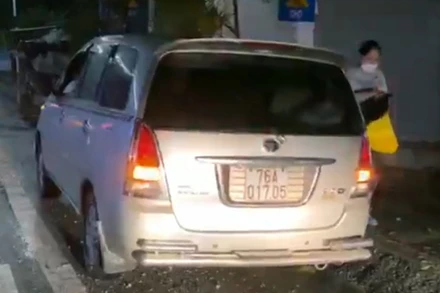 Xe ô-tô BSK 76A-017.05 chở người từ tâm dịch Đà Nẵng về Quảng Ngãi trốn khai báo y tế. (Ảnh: Công an Quảng Ngãi cung cấp)