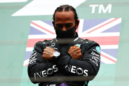 Hamilton tri ân diễn viên Hollywood Chadwick Boseman sau khi giành chiến thắng thứ 89 trong sự nghiệp. (Ảnh: F1)