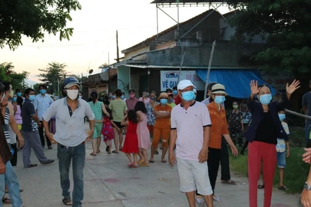 Người dân tổ dân phố Sông Vệ, thị trấn Sông Vệ vui mừng kết thúc cách ly y tế tại chỗ.