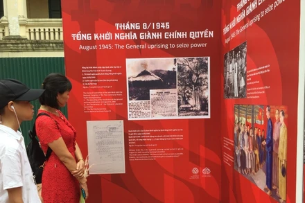 Khách tham quan tác phẩm trưng bày tại triển lãm ảnh “Độc lập”.