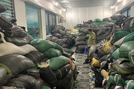 Tạm giữ gần 10 tấn găng tay cao-su cũ. Ảnh: Cục Quản lý thị trường Hà Nội cung cấp.
