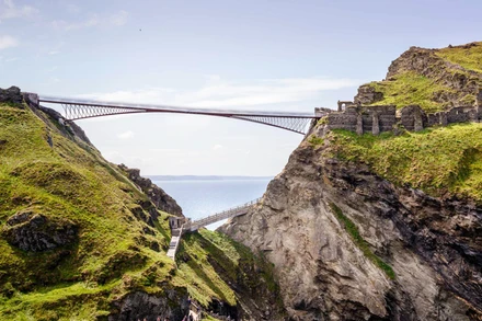 Lâu đài Tintagel, một pháo đài thời trung cổ nằm ở vùng Cornwall, đang chịu tác động nặng nề do Covid-19 (Ảnh: GUARDIAN)