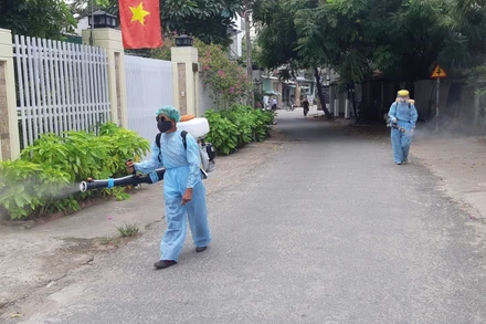 Chiều 28-8, nhân viên y tế tiếp tục phun hóa chất khử trùng khu vực tổ 9, phường Quảng Phú.