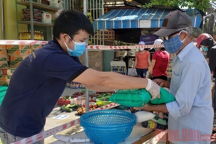 Mỗi ngày quầy hàng sẽ hỗ trợ hơn 100 người.