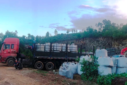 Ô-tô chở chất thải đang xuống tải ở thị trấn huyện Nông Cống bị tạm dừng.