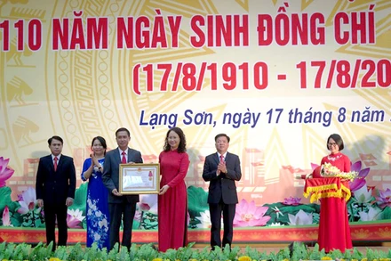 Thừa ủy quyền của Chủ tịch nước, đồng chí Lâm Thị Phương Thanh, Ủy viên T.Ư Đảng, Bí thư Tỉnh ủy, trao Huân chương Lao động hạng Nhì cho đại diện lãnh đạo huyện Văn Quan.