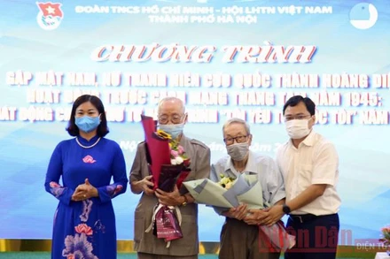 Bí thư Thường trực Trung ương Đoàn, Chủ tịch Ủy ban Trung ương Hội Liên hiệp thanh niên Việt Nam Nguyễn Anh Tuấn và Ủy viên Ban Thường vụ, Trưởng ban Dân vận Thành ủy Hà Nội Nguyễn Thị Tuyến tặng hoa đại diện Ban liên lạc Đoàn Thanh niên cứu quốc thành Hoàng Diệu. (Ảnh: Nguyệt Ánh)